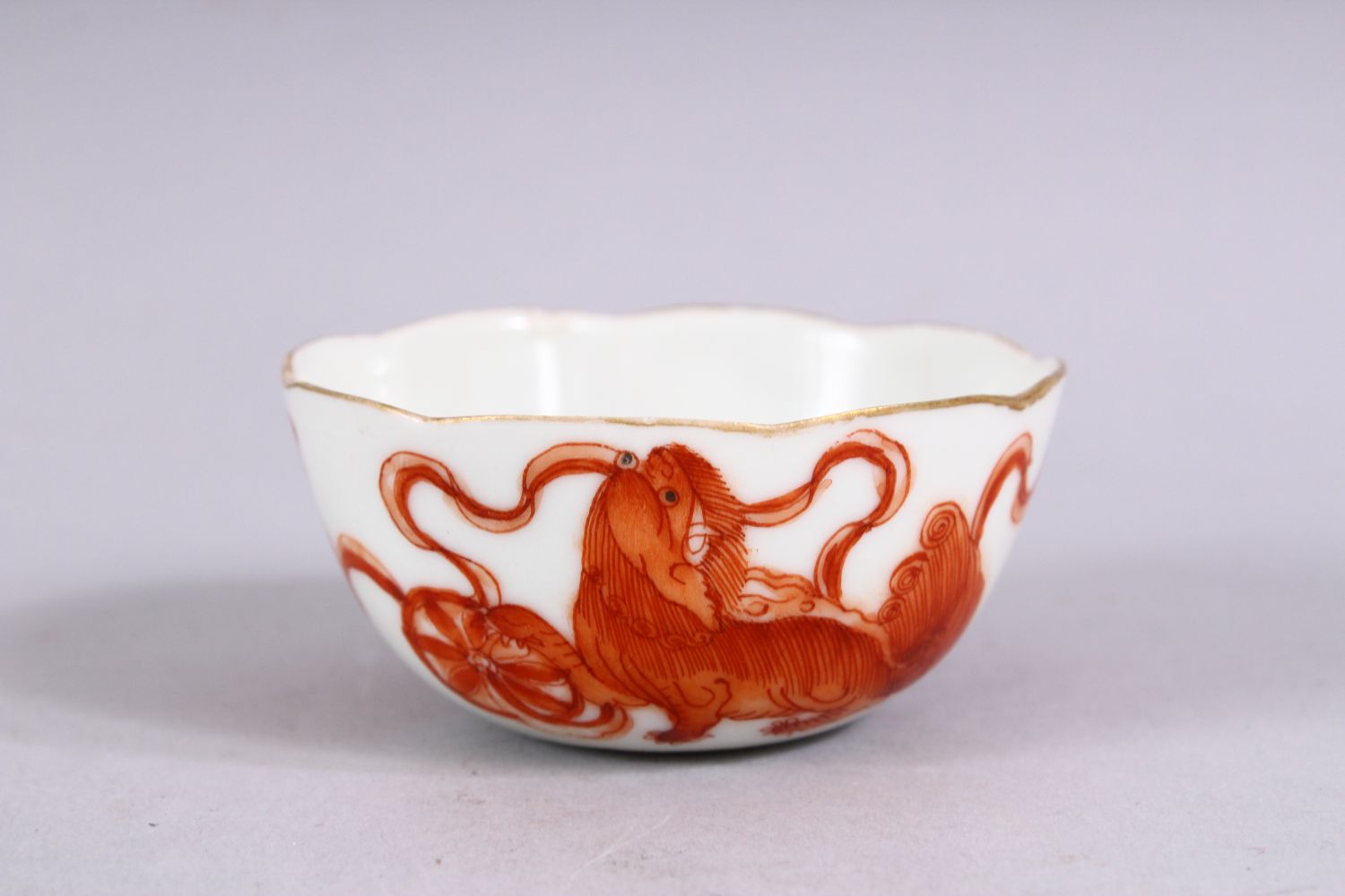 A 19TH / 20TH CENTURY CHINESE IRON RED PORCELAIN WINE CUP, decorated with lion dogs playing, the - Image 3 of 7