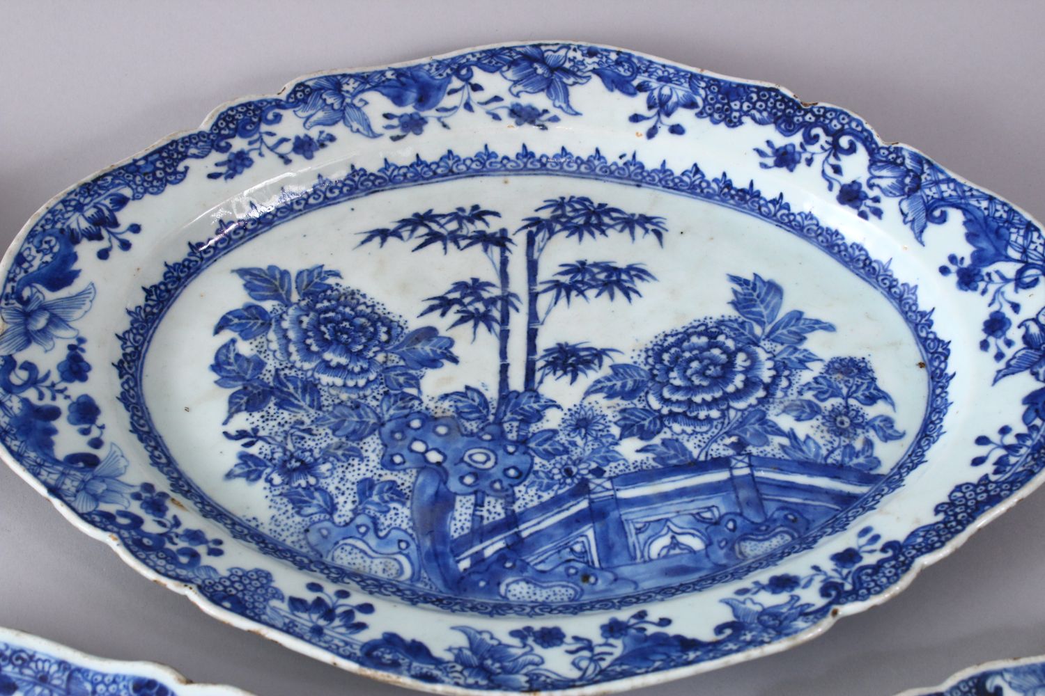 FIVE 18TH CENTURY CHINESE BLUE & WHITE PORCELAIN SERVING DISHES, each with a varying display of - Image 5 of 7