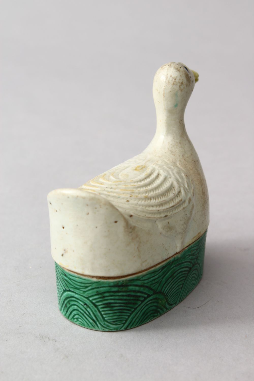 A GOOD 18TH / 19TH CENTURY CHINESE PORCELAIN MODEL OF A DUCK, probably once a box and cover, the - Image 2 of 5