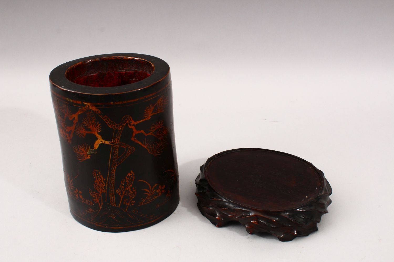A GOOD 19TH CENTURY CHINESE LACQUER BRUSH POT & STAND, The pot decorated with gold lacquer to depict - Image 5 of 6
