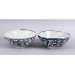 TWO CHINESE KANGXI PERIOD BLUE & WHITE PORCELAIN SHIPWRECK BOWLS - 13.5CM