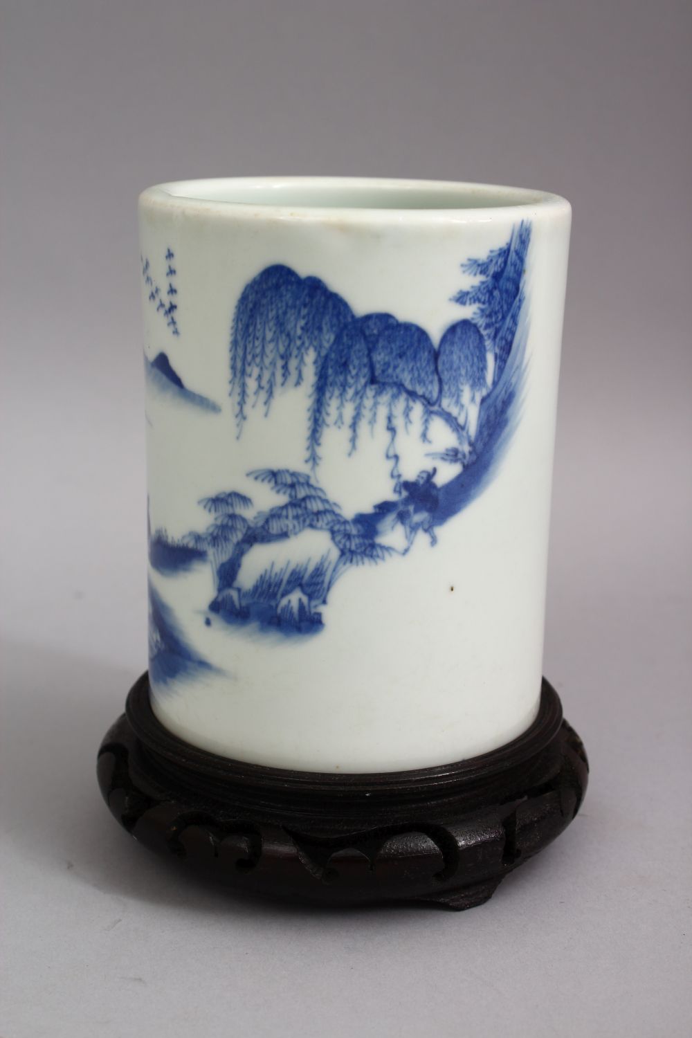 A CHINESE BLUE & WHITE PORCELAIN BRUSH WASHER & HARDWOOD STAND, The body of the pot decorated with - Image 4 of 5