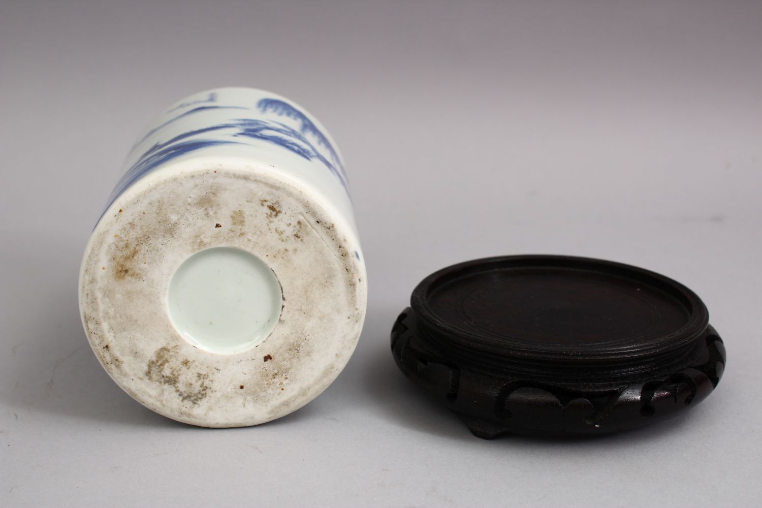 A CHINESE BLUE & WHITE PORCELAIN BRUSH WASHER & HARDWOOD STAND, The body of the pot decorated with - Image 5 of 5