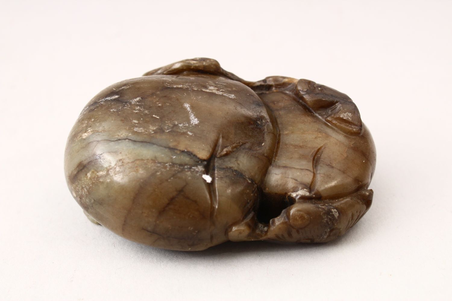 A GOOD 19TH / 20TH CENTURY CHINESE CARVED JADE PEBBLE OF BATS & FRUIT, carved to depict two bats - Image 2 of 3