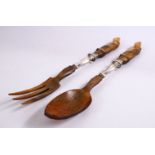 A 19TH CENTURY RHINOCEROS HORN & SILVER SALAD SERVING SPOONS, 30CM.