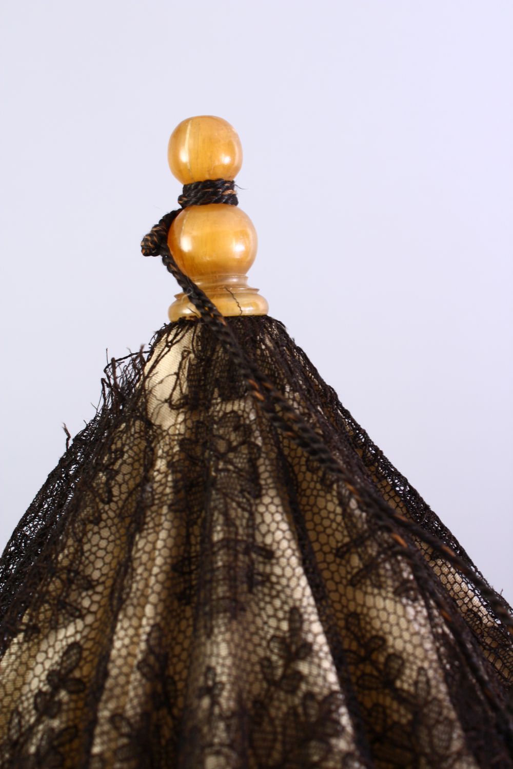 A FINE 19TH CENTURY LADIES PARASOL, with chain-link horn handle - possibly rhino, 60cm long. - Image 4 of 7