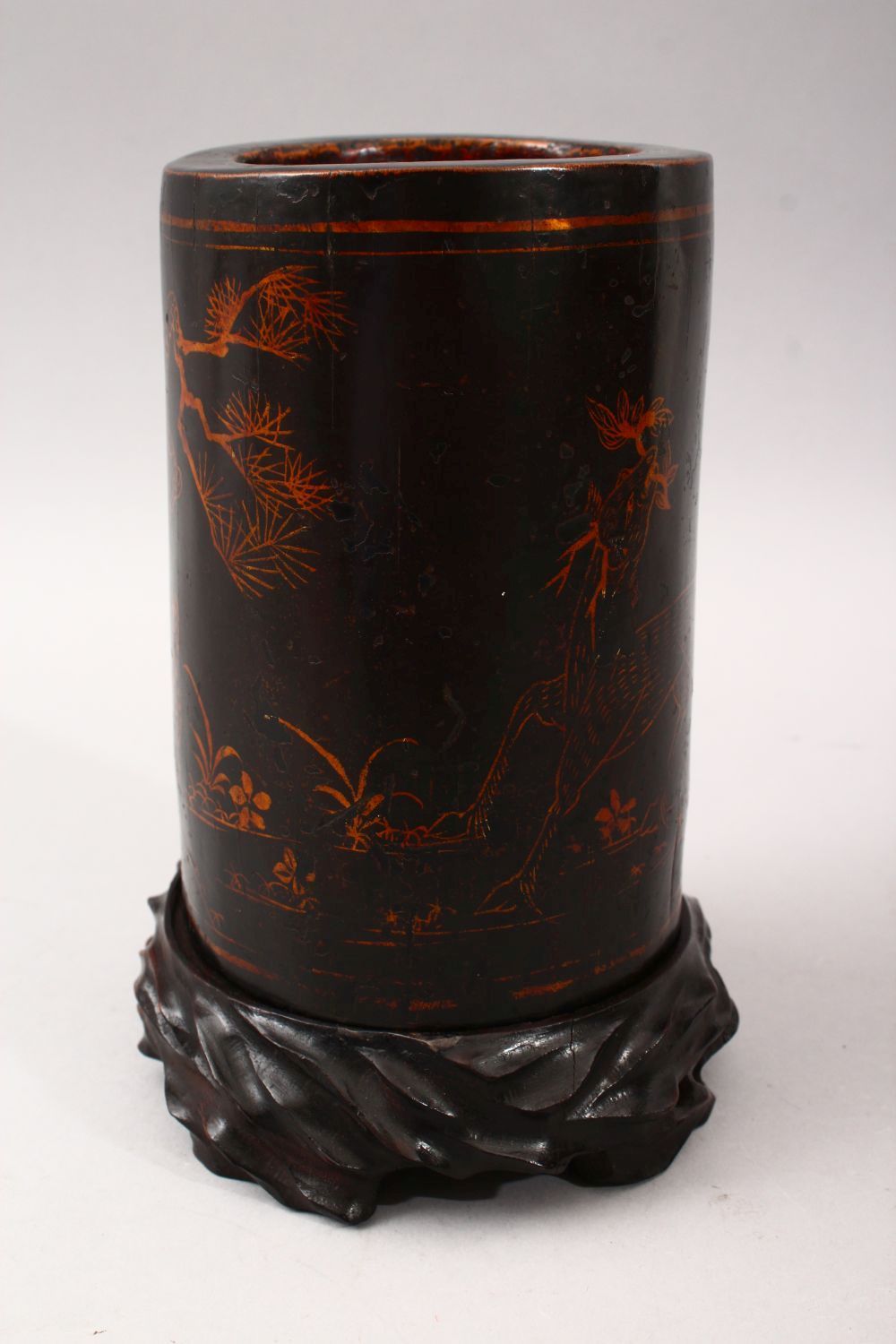 A GOOD 19TH CENTURY CHINESE LACQUER BRUSH POT & STAND, The pot decorated with gold lacquer to depict - Image 4 of 6