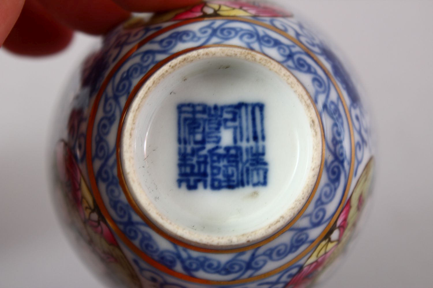 A GOOD PAIR OF CHINESE QIANLONG STYLE BLUE & WHITE AND FAMILLE ROSE PORCELAIN CUPS, the cups - Image 7 of 7