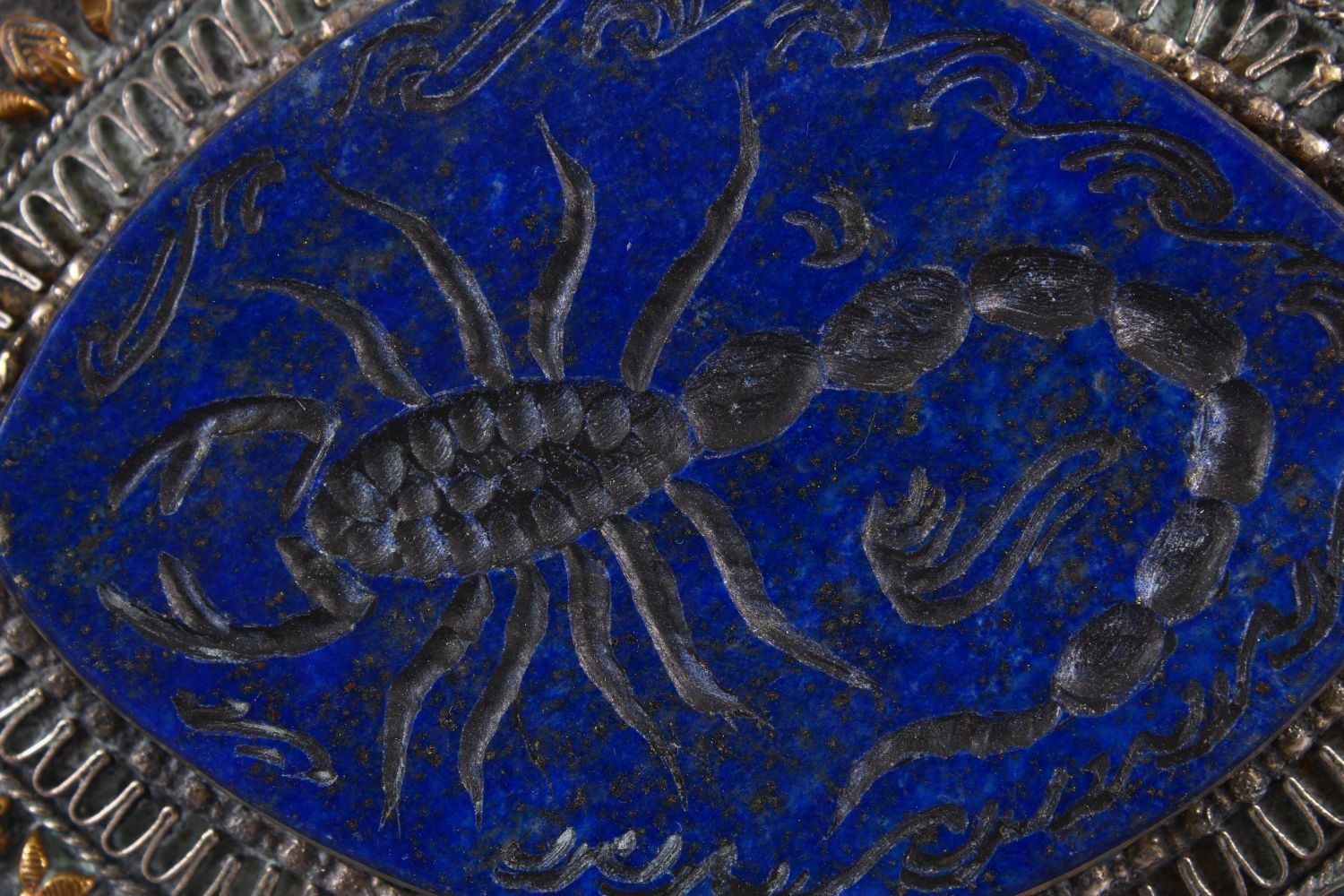 A GOOD ISLAMIC LAPIS LAZULI & WHITE METAL SEAL OF A SCORPION, The stone carved seal inset in to a - Image 4 of 5