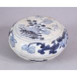 A CHINESE KANGXI PERIOD BLUE & WHITE PORCELAIN BOX & COVER - 9.5CM