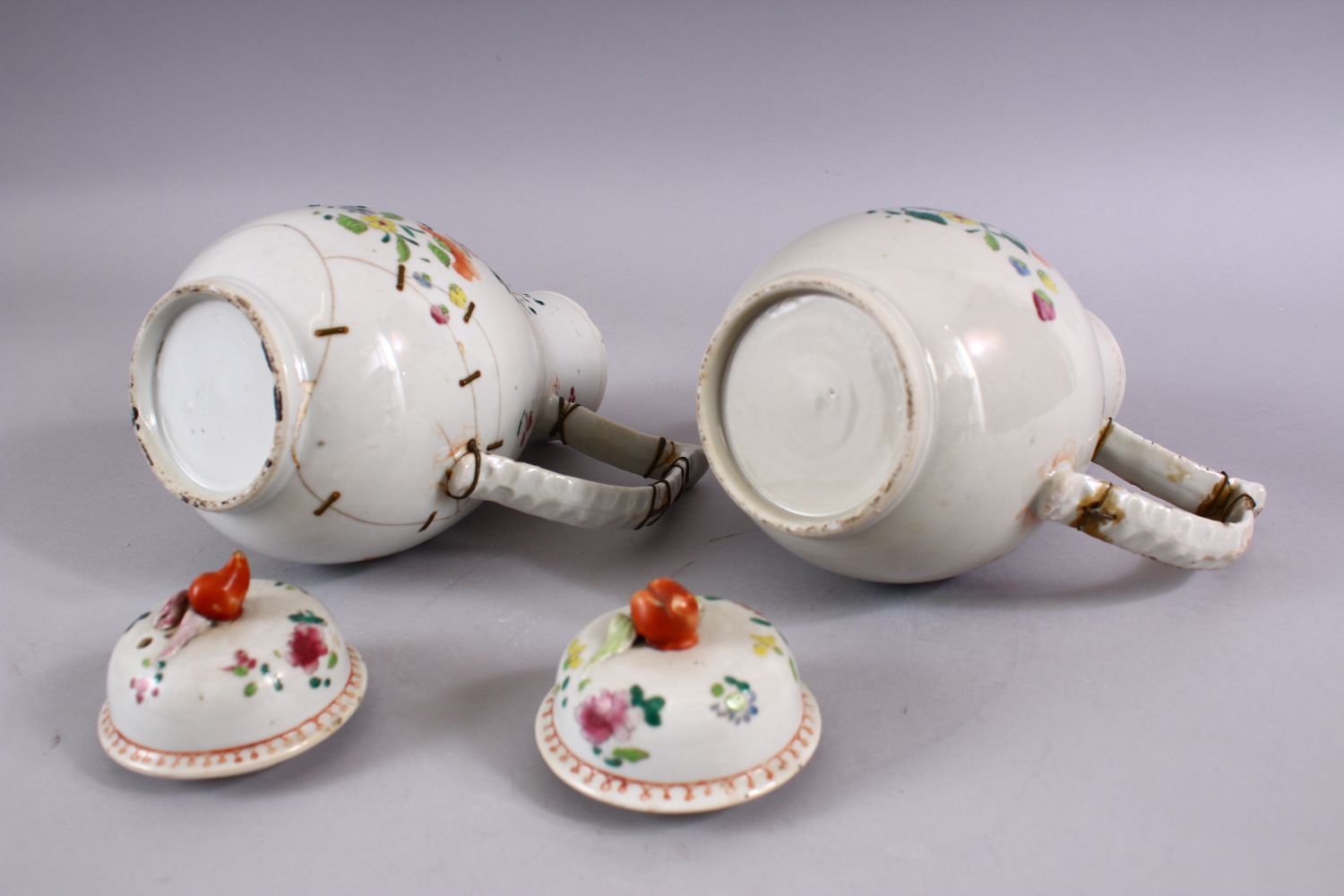 A PAIR OF 18TH CENTURY CHINESE FAMILLE ROSE PORCELAIN COFFEE POTS & COVERS, both decorated with - Image 5 of 5