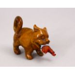 A GOOD 19TH / 20TH CENTURY CHINESE HARDSTONE SNUFF BOTTLE OF A FELINE, the bottle in the form of a