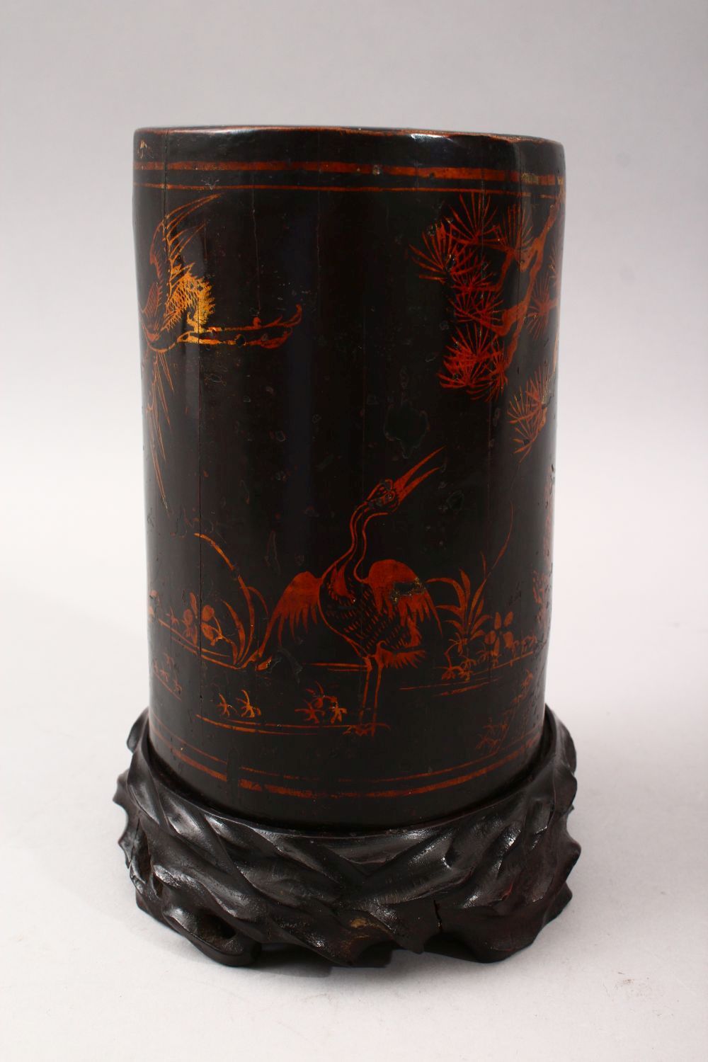 A GOOD 19TH CENTURY CHINESE LACQUER BRUSH POT & STAND, The pot decorated with gold lacquer to depict - Image 2 of 6