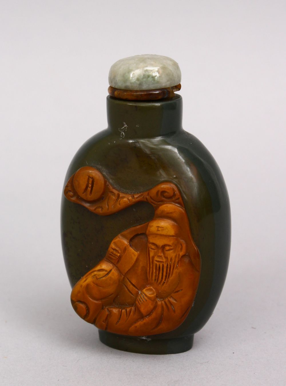 A GOOD 19TH / 20TH CENTURY CHINESE CARVED GLASS OVERLAID SNUFF BOTTLE, with a hardstone stopper