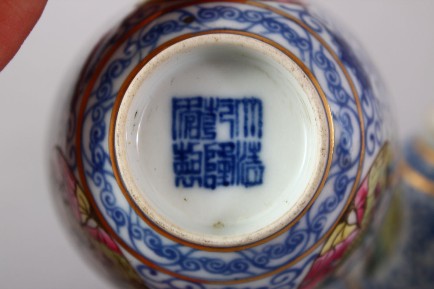 A GOOD PAIR OF CHINESE QIANLONG STYLE BLUE & WHITE AND FAMILLE ROSE PORCELAIN CUPS, the cups - Image 6 of 7