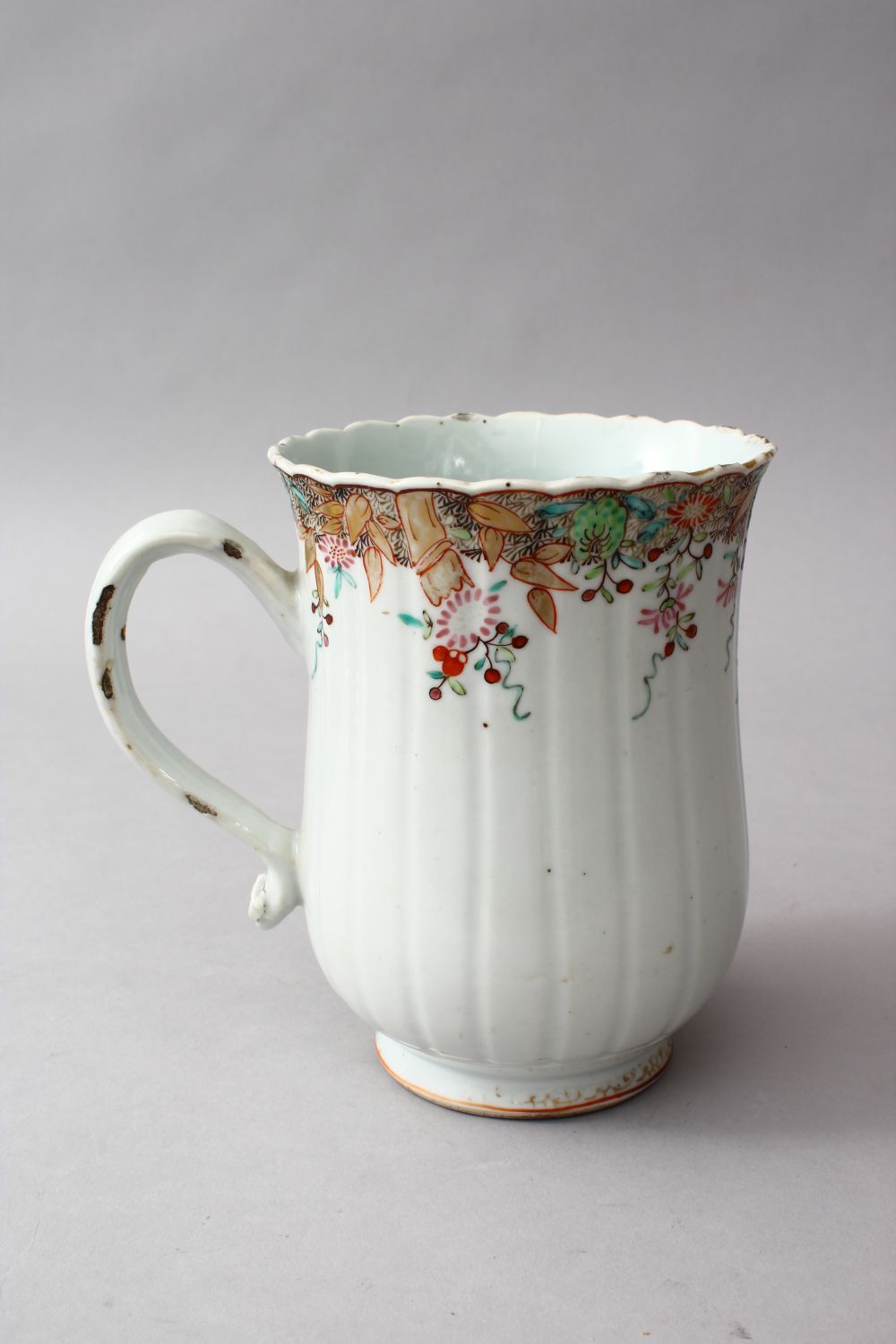 A GOOD 18TH CENTURY CHINESE QIANLONG FAMILLE ROSE PORCELAIN TANKARD, the body of the moulded tankard - Image 3 of 5