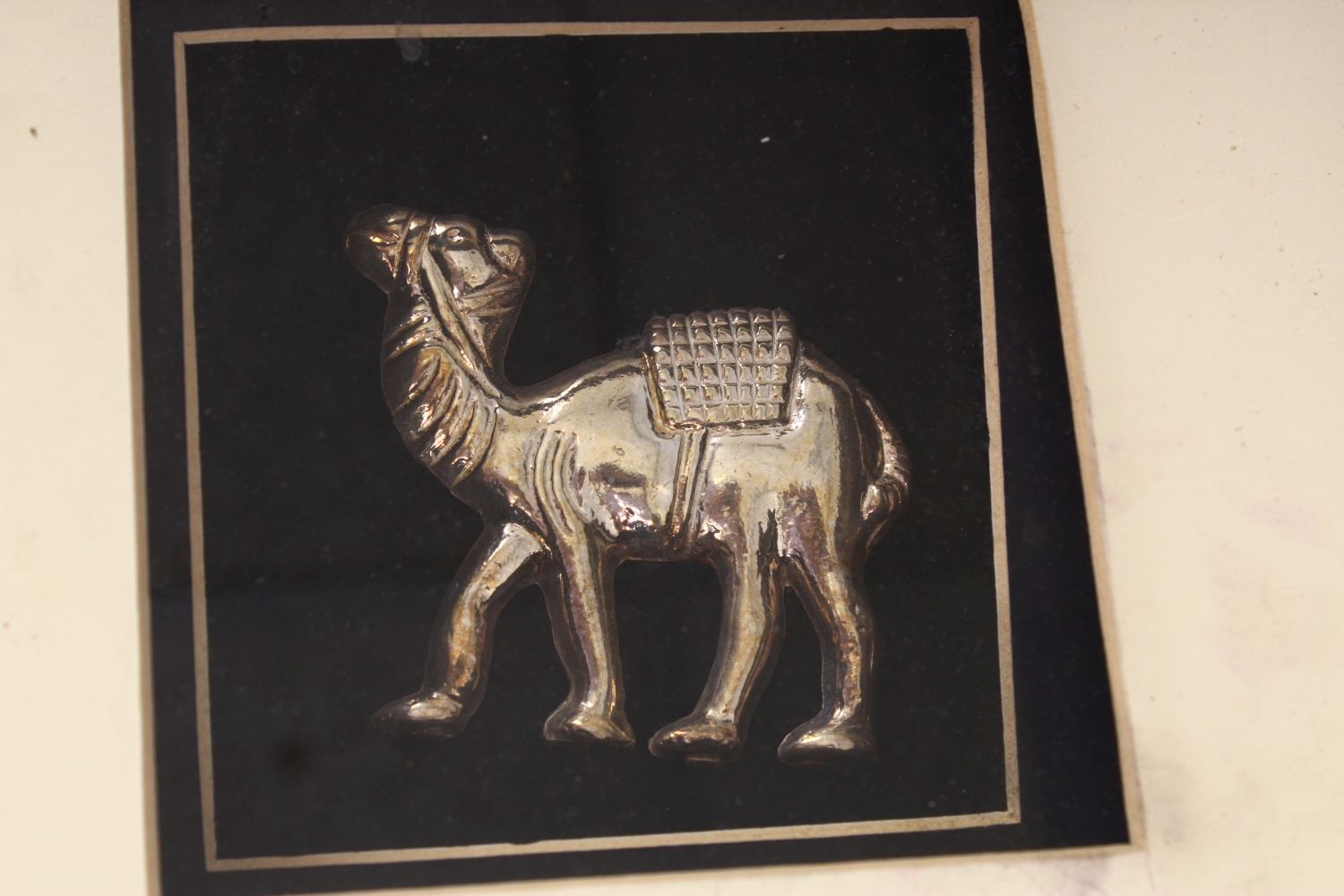 A GOOD 19TH CENTURY TURKISH KINJAL DAGGER IN A FRAME WITH A CAMEL AND OIL POURER, white metal, - Image 3 of 6