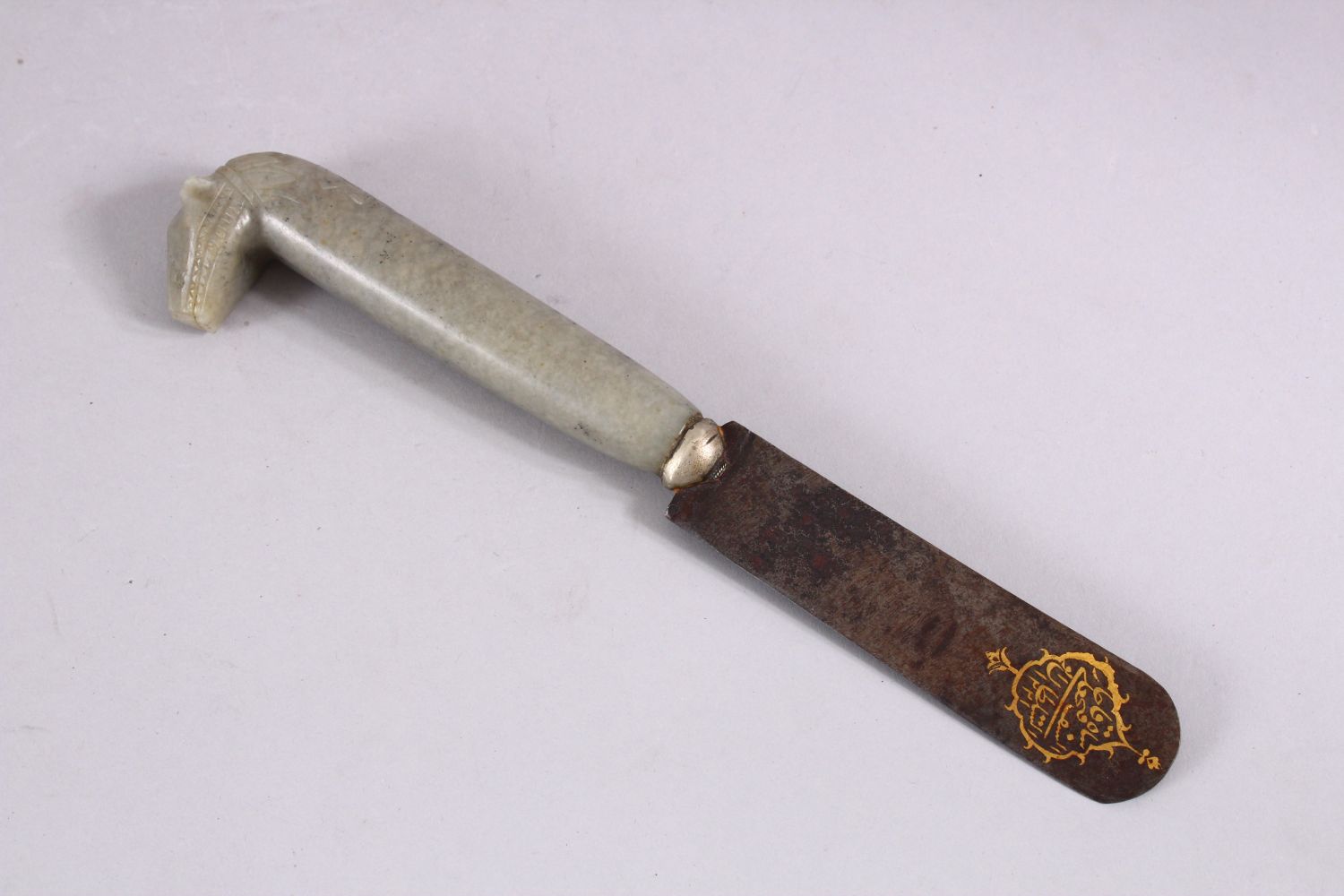 A GOOD ISLAMIC CARVED JADE HORSE HEAD HANDLE GOLD INLAID STEEL CALLIGRAPHIC BLADE, the blade with - Image 4 of 5