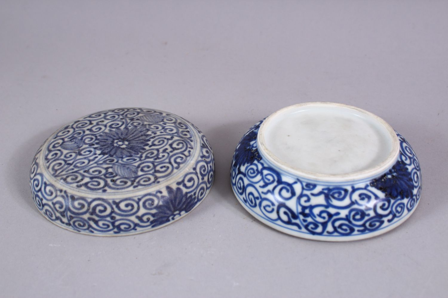 A CHINESE KANGXI PERIOD BLUE & WHITE PORCELAIN BOX & COVER - 10CM - Image 3 of 3