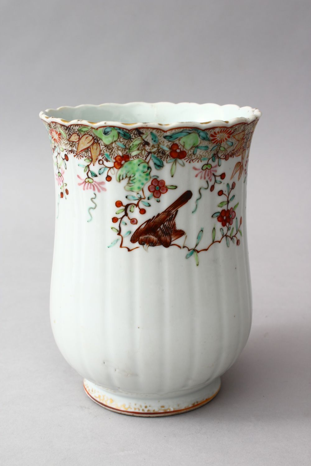 A GOOD 18TH CENTURY CHINESE QIANLONG FAMILLE ROSE PORCELAIN TANKARD, the body of the moulded tankard - Image 2 of 5