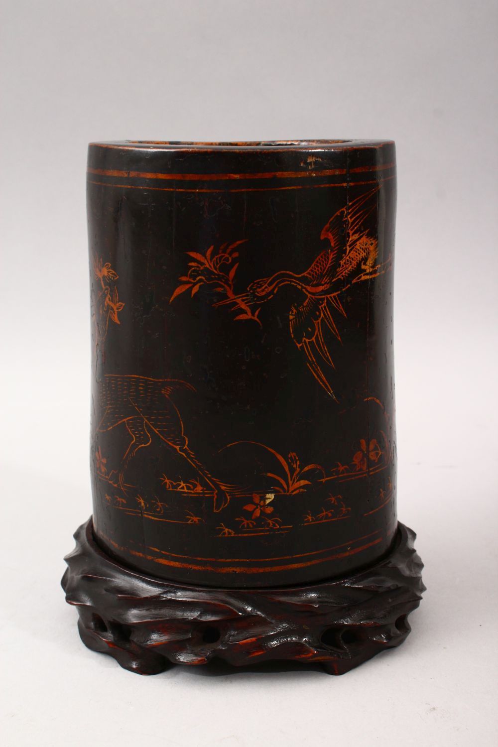 A GOOD 19TH CENTURY CHINESE LACQUER BRUSH POT & STAND, The pot decorated with gold lacquer to depict - Image 3 of 6