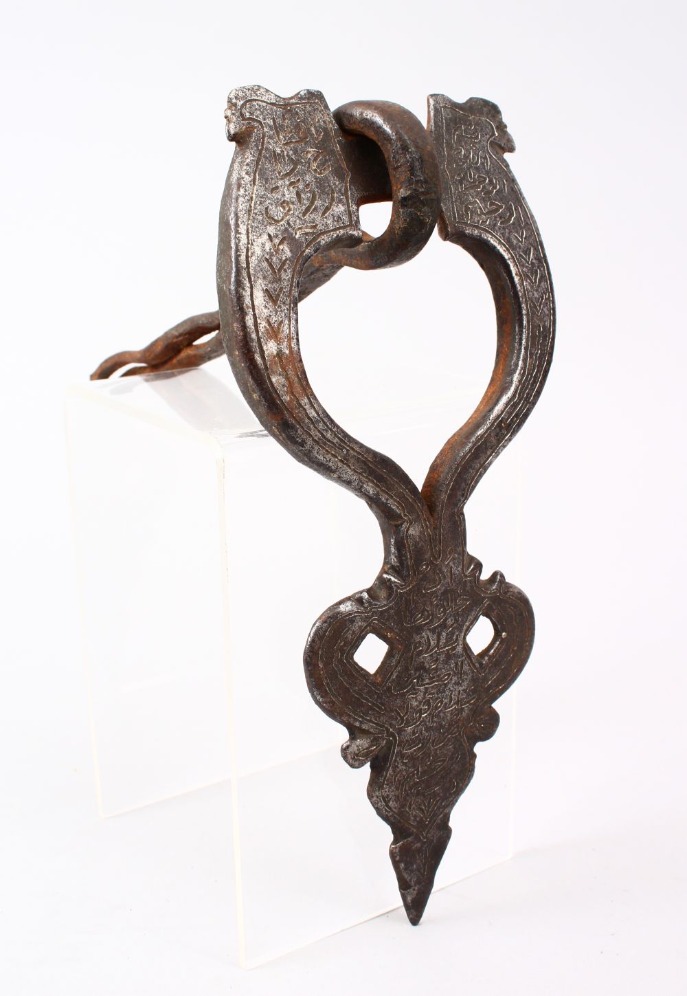 A 17TH / 18TH CENTURY PERSIAN SAFAVID STEEL DOOR KNOCKER, with calligraphy, 24cm