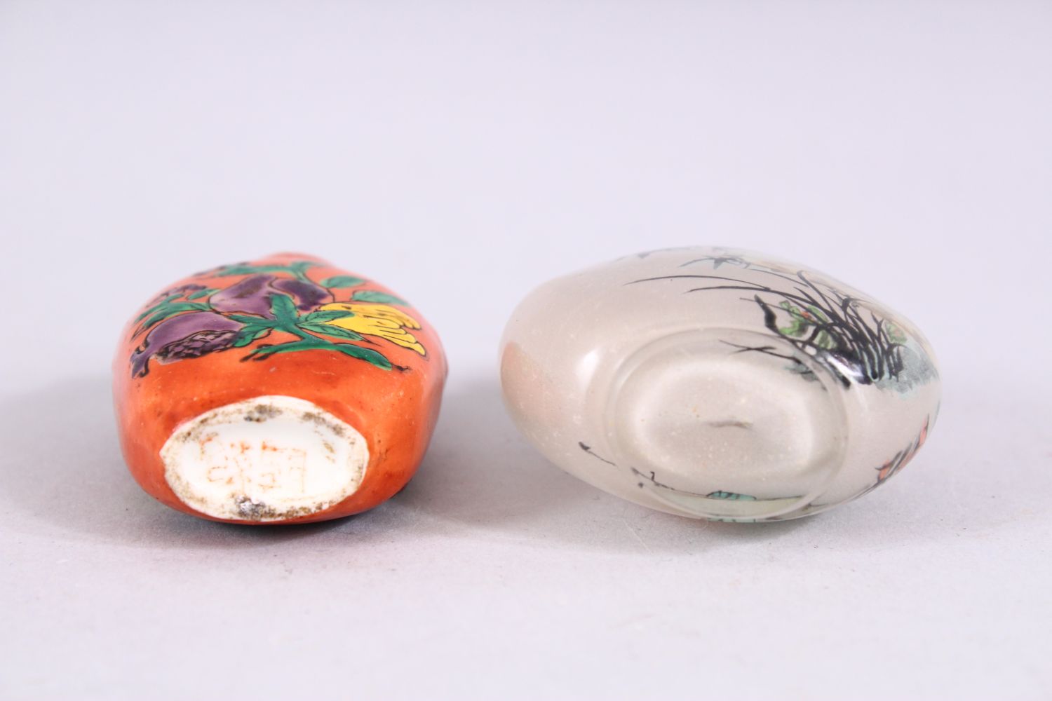 TWO 19TH / 20TH CENTURY CHINESE SNUFF BOTTLES, one porcelain with coral ground and decoration of - Image 5 of 5