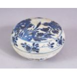 A CHINESE KANGXI PERIOD BLUE & WHITE PORCELAIN BOX & COVER - 9CM