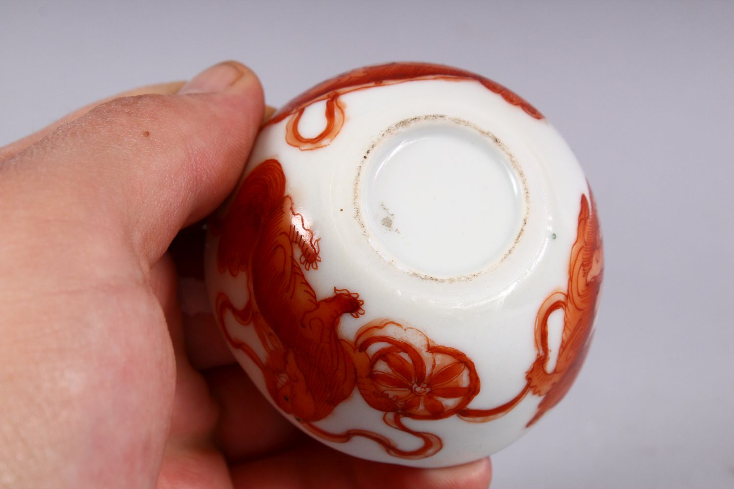 A 19TH / 20TH CENTURY CHINESE IRON RED PORCELAIN WINE CUP, decorated with lion dogs playing, the - Image 7 of 7