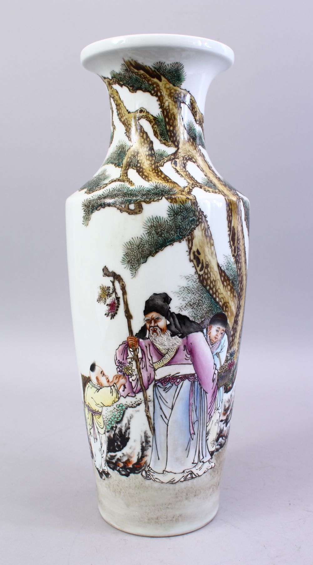 A GOOD CHINESE REPUBLIC STYLE FAMILLE ROSE PORCELAIN VASE, decorated with scenes of figures in