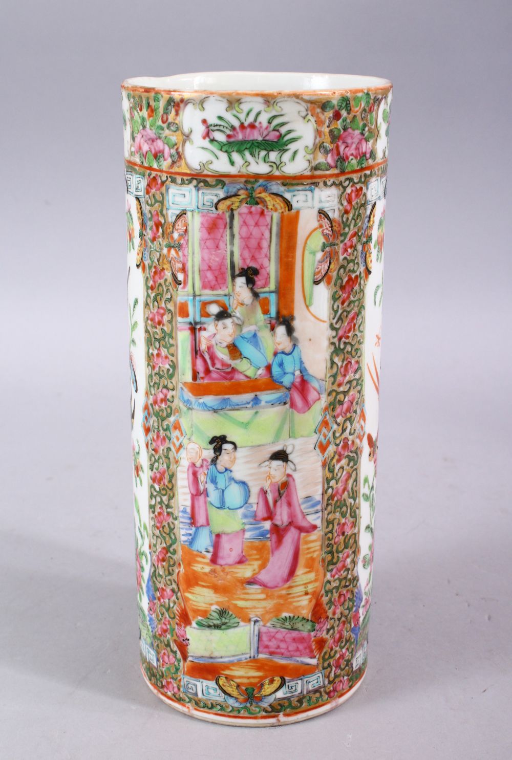 A 19TH / 20TH CENTURY CHINESE FAMILLE ROSE PORCELAIN SLEEVE VASE, decorated in typical canton