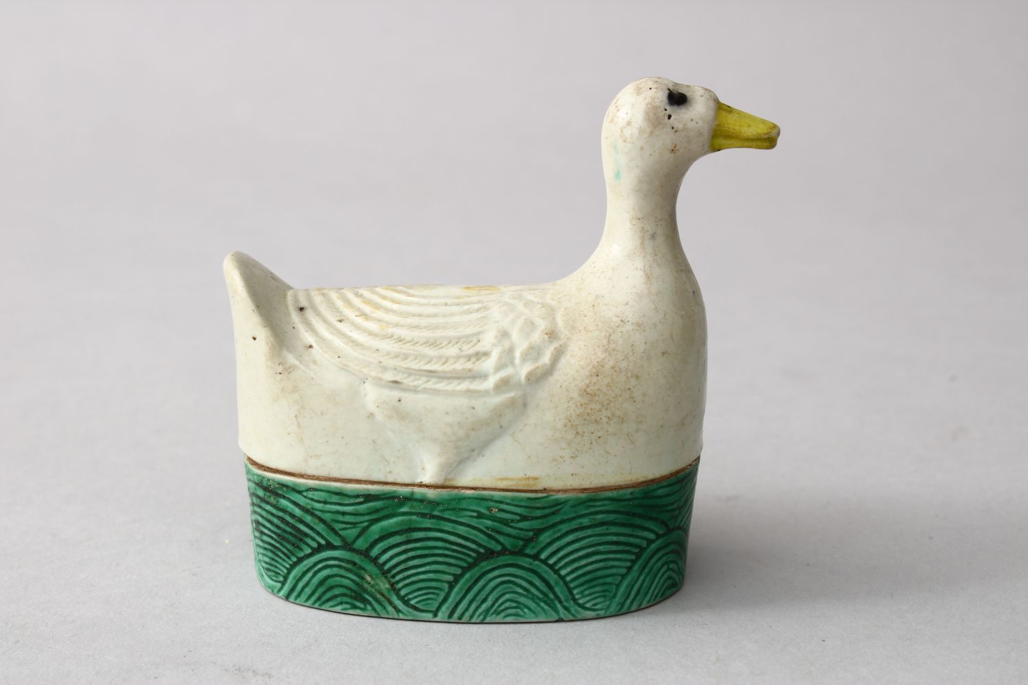 A GOOD 18TH / 19TH CENTURY CHINESE PORCELAIN MODEL OF A DUCK, probably once a box and cover, the - Image 3 of 5
