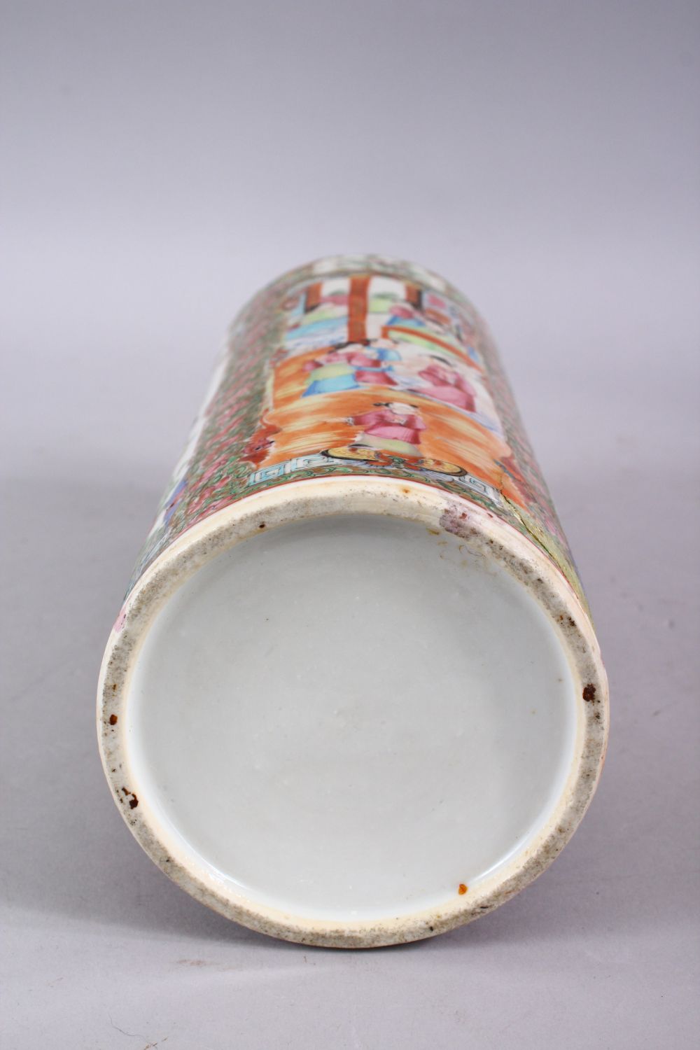 A 19TH / 20TH CENTURY CHINESE FAMILLE ROSE PORCELAIN SLEEVE VASE, decorated in typical canton - Image 5 of 5