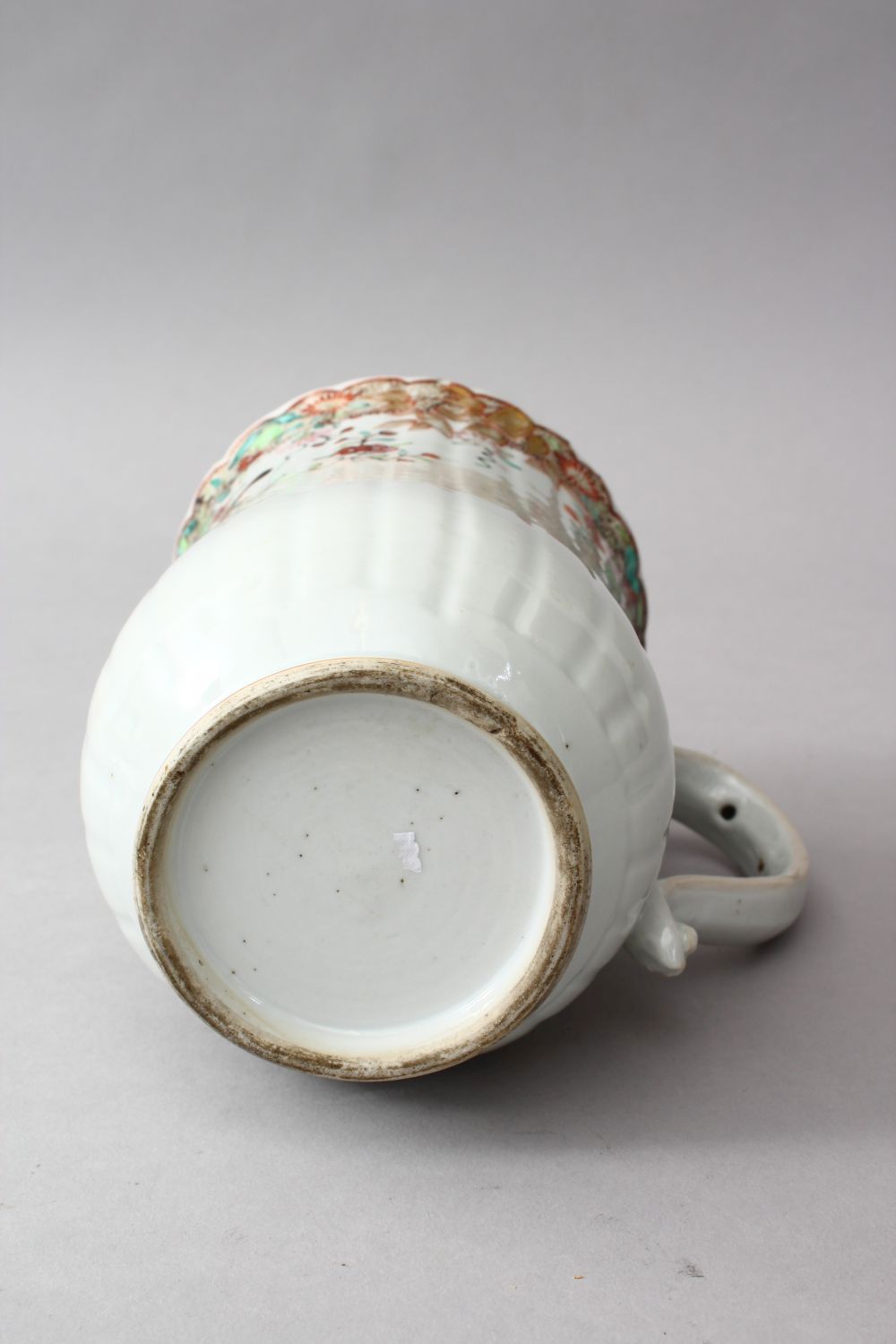 A GOOD 18TH CENTURY CHINESE QIANLONG FAMILLE ROSE PORCELAIN TANKARD, the body of the moulded tankard - Image 5 of 5