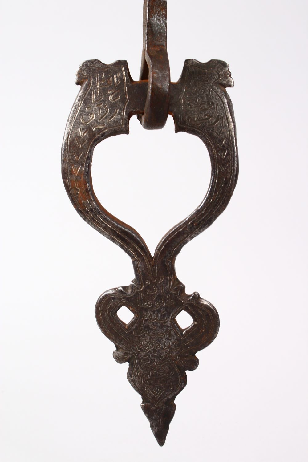 A 17TH / 18TH CENTURY PERSIAN SAFAVID STEEL DOOR KNOCKER, with calligraphy, 24cm - Image 4 of 5