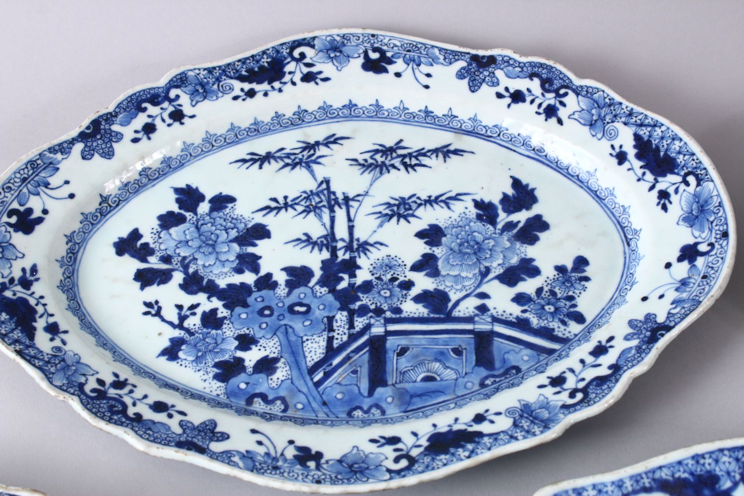 FIVE 18TH CENTURY CHINESE BLUE & WHITE PORCELAIN SERVING DISHES, each with a varying display of - Image 6 of 7