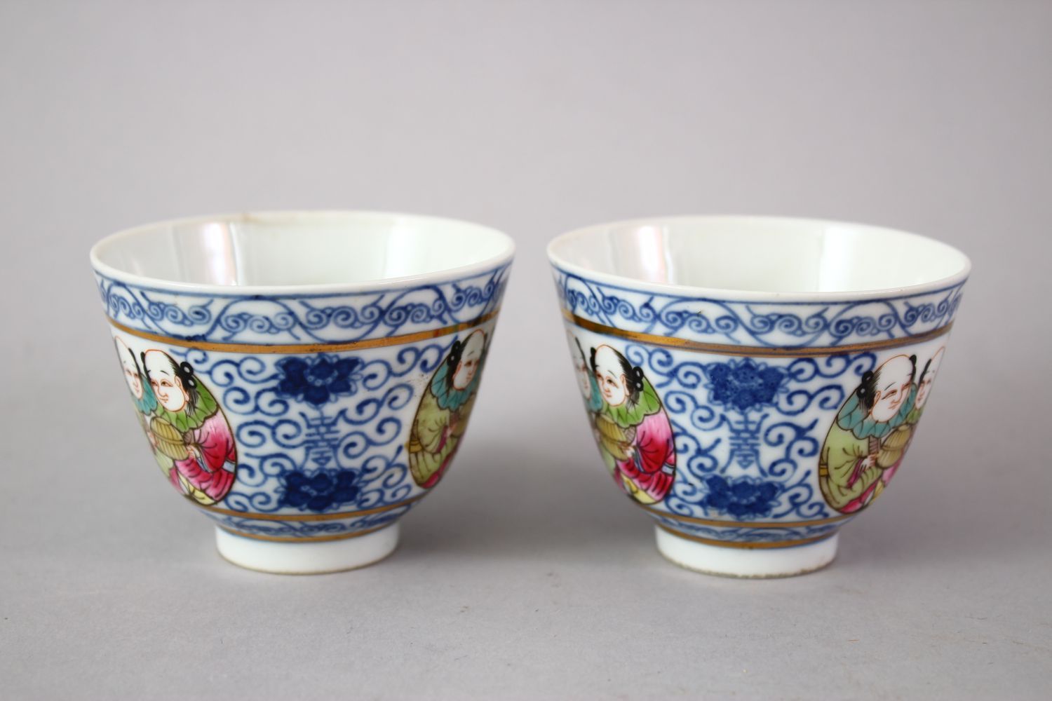 A GOOD PAIR OF CHINESE QIANLONG STYLE BLUE & WHITE AND FAMILLE ROSE PORCELAIN CUPS, the cups - Image 4 of 7