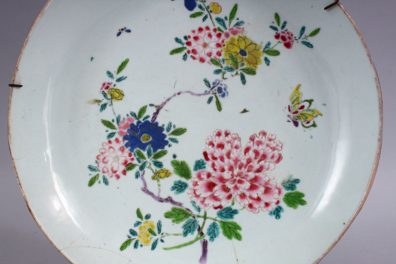 AN 18TH CENTURY CHINESE FAMILLE ROSE PORCELAIN DISH & STAND, decorated with native floral - Image 2 of 4