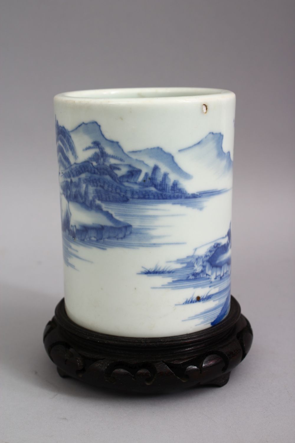 A CHINESE BLUE & WHITE PORCELAIN BRUSH WASHER & HARDWOOD STAND, The body of the pot decorated with - Image 2 of 5
