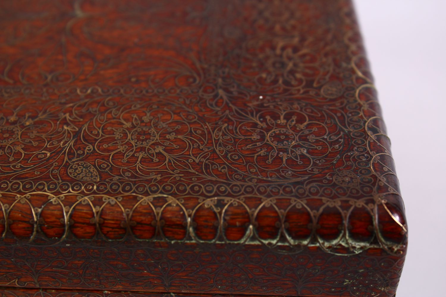 A FINE 19TH CENTURY INDO PERSIAN SILVER AND BRASS INLAID WOODEN BOX, with inlaid formal scroll - Image 7 of 7