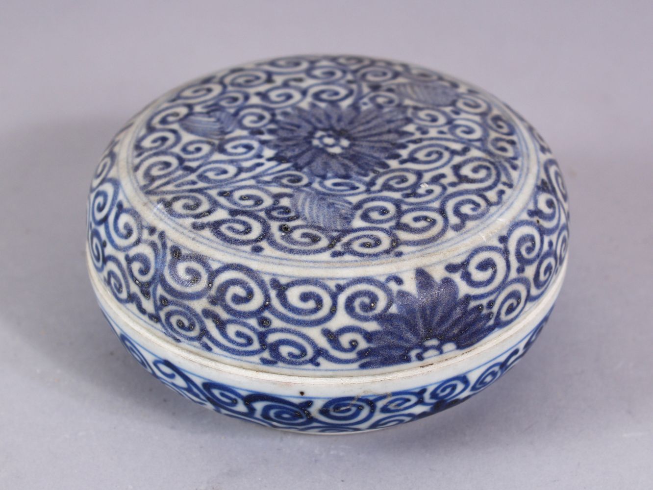 A CHINESE KANGXI PERIOD BLUE & WHITE PORCELAIN BOX & COVER - 10CM