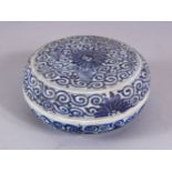 A CHINESE KANGXI PERIOD BLUE & WHITE PORCELAIN BOX & COVER - 10CM