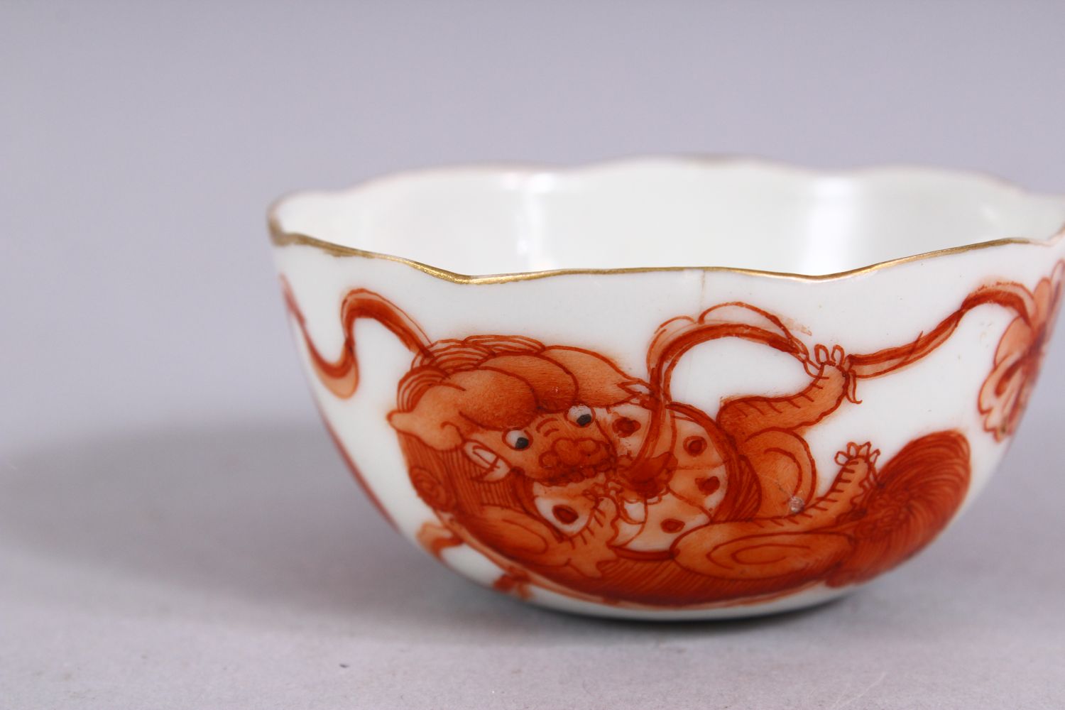 A 19TH / 20TH CENTURY CHINESE IRON RED PORCELAIN WINE CUP, decorated with lion dogs playing, the - Image 5 of 7