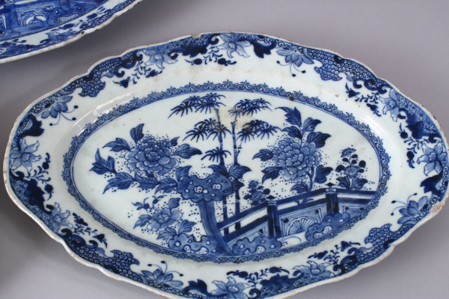 FIVE 18TH CENTURY CHINESE BLUE & WHITE PORCELAIN SERVING DISHES, each with a varying display of - Image 4 of 7