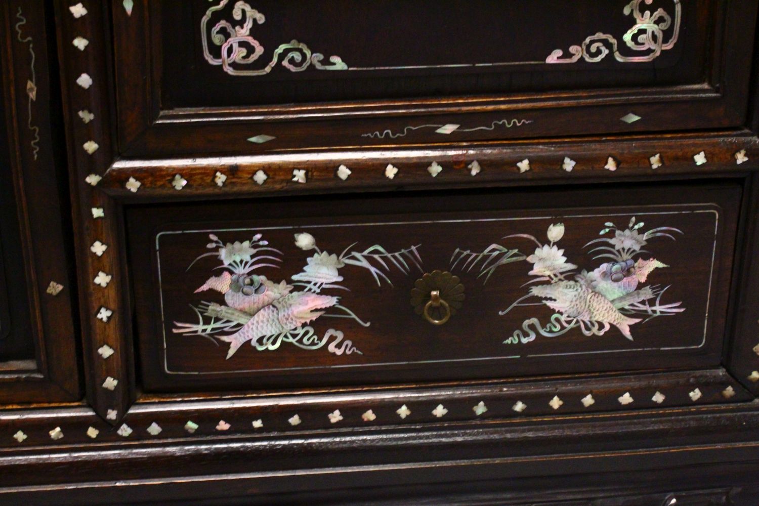 A 20TH CENTURY ROYAL VIETNAM INLAID AND SIGNED MOTHER OF PEARL CABINET, the cabinet with 9 panels of - Image 7 of 12