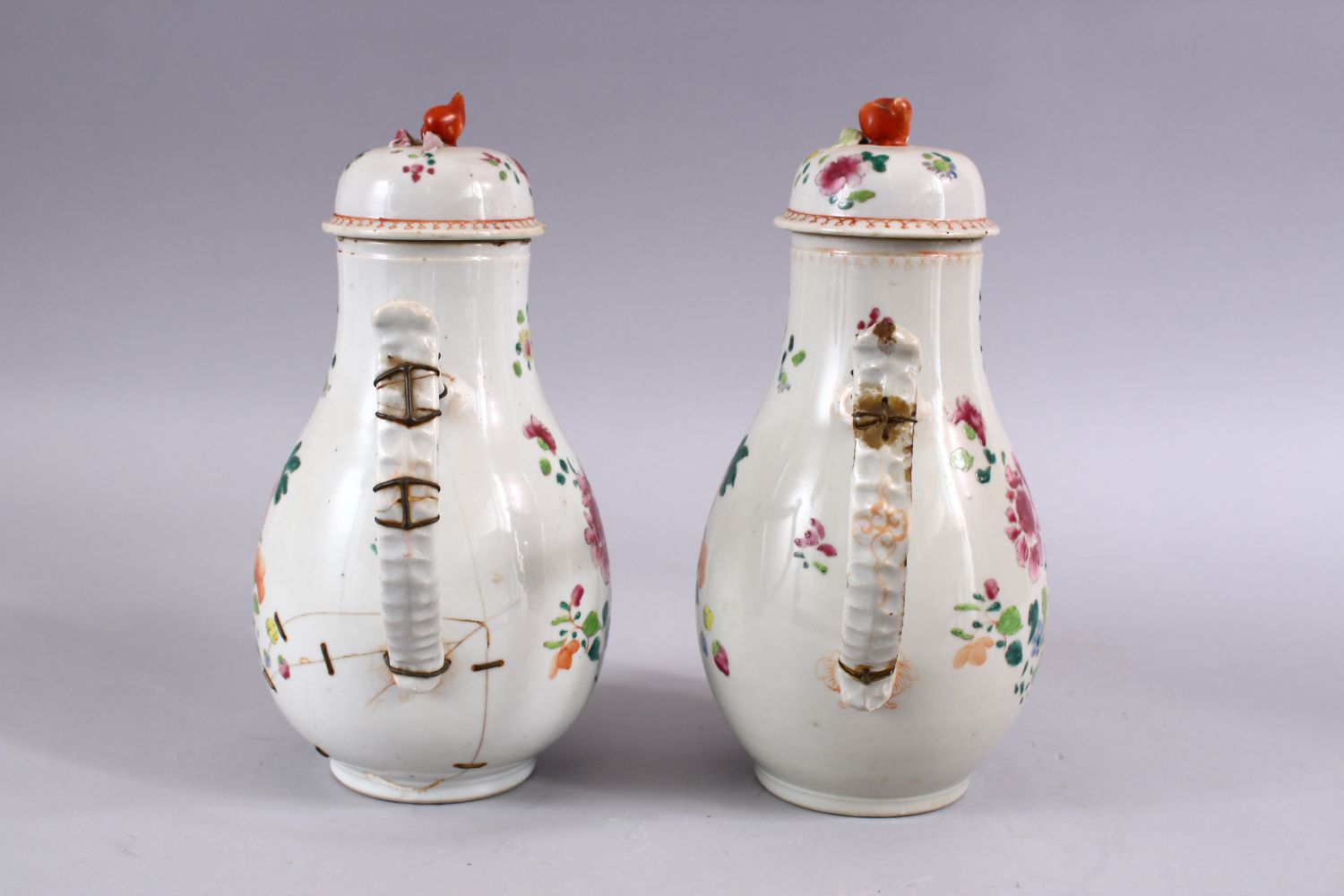 A PAIR OF 18TH CENTURY CHINESE FAMILLE ROSE PORCELAIN COFFEE POTS & COVERS, both decorated with - Image 4 of 5