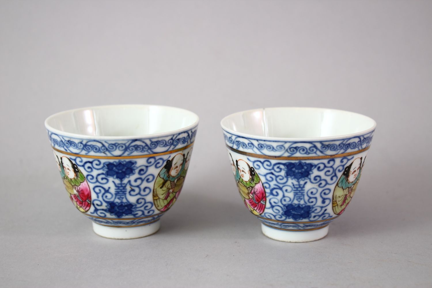 A GOOD PAIR OF CHINESE QIANLONG STYLE BLUE & WHITE AND FAMILLE ROSE PORCELAIN CUPS, the cups - Image 2 of 7