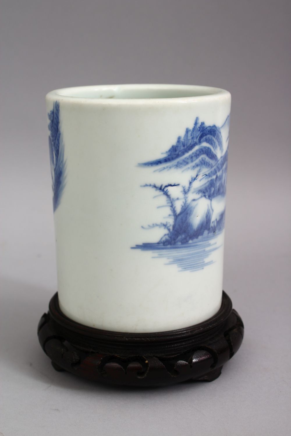 A CHINESE BLUE & WHITE PORCELAIN BRUSH WASHER & HARDWOOD STAND, The body of the pot decorated with - Image 3 of 5