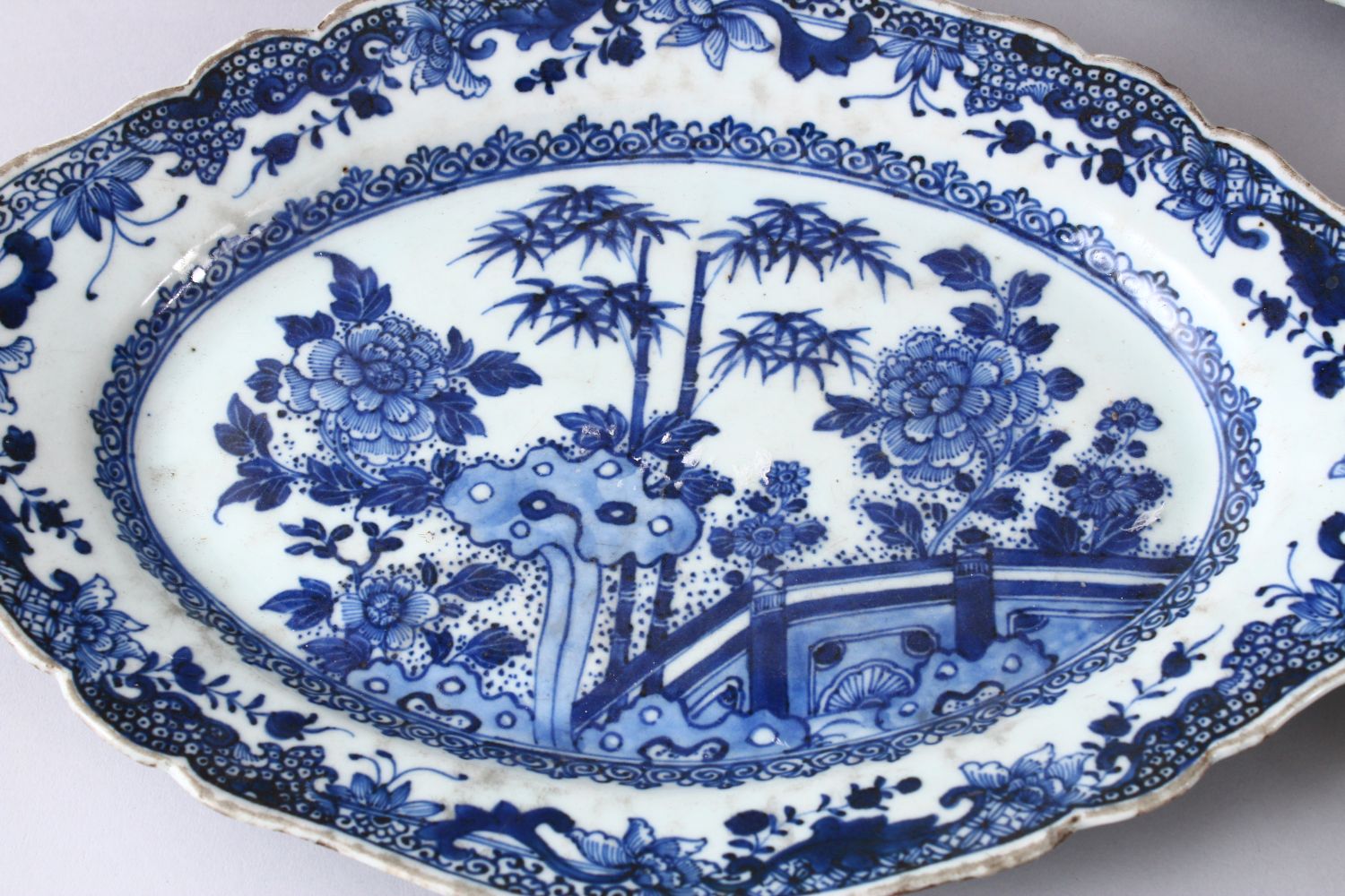 FIVE 18TH CENTURY CHINESE BLUE & WHITE PORCELAIN SERVING DISHES, each with a varying display of - Image 2 of 7