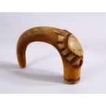 A 19TH CENTURY CARVED RHINOCEROS HORN STICK HANDLE, 10CM